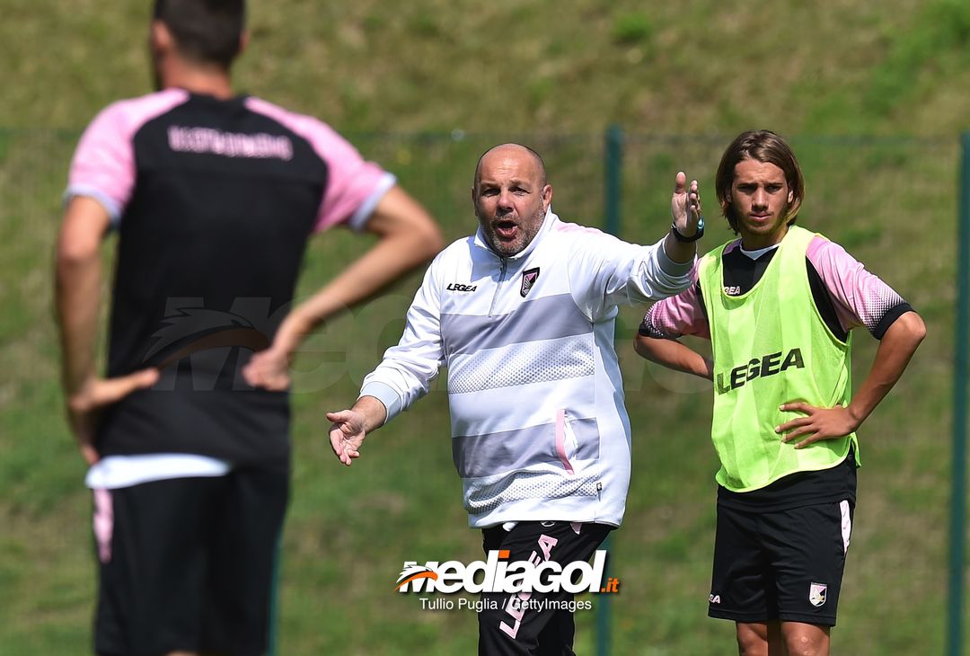  BELLUNO, ITALY - JULY 20: Head coach Bruno Tedino issues instructions during a training session at the US Citta' di Palermo training camp on July 20, 2018 in Belluno, Italy.  (Photo by Tullio M. Puglia/Getty Images) 
