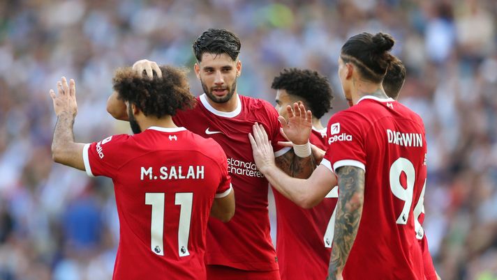 BRIGHTON, ENGLAND - OCTOBER 08: Mohamed Salah of Liverpool celebrates with teammates after scoring the team's second goal during the Premier League match between Brighton & Hove Albion and Liverpool FC at American Express Community Stadium on October 08, 2023 in Brighton, England. (Photo by Steve Bardens/Getty Images) Liverpool-Newcastle: i Reds sono la bestia nera dei Magpies - immagine 1