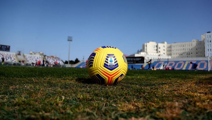 CROTONE, ITALY - MARCH 07: The Seie A official ball is shown prior to the Serie A match between FC Crotone  and Torino FC at Stadio Comunale Ezio Scida on March 07, 2021 in Crotone, Italy. (Photo by Maurizio Lagana/Getty Images) 