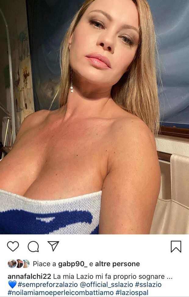 Estasi sportiva per la laziale Anna Falchi, con la sua squadra che continua a segnare e a vincere Estasi sportiva per la laziale Anna Falchi, con la sua squadra che continua a segnare e a vincere