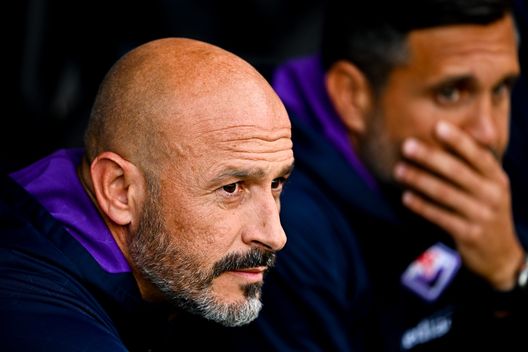 GENOA, ITALY - NOVEMBER 06: Vincenzo Italiano head coach of Fiorentina (L) looks on prior to kick-off in the Serie A match between UC Sampdoria and ACF Fiorentina at Stadio Luigi Ferraris on November 6, 2022 in Genoa, Italy. (Photo by Simone Arveda/Getty Images)