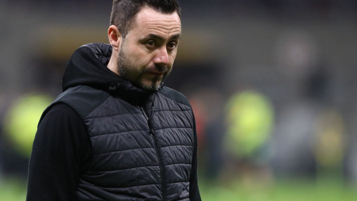 MILAN, ITALY - NOVEMBER 24: FC Shakhtar Donetsk head coach Roberto De Zerbi looks on before the UEFA Champions League group D match between FC Internazionale and Shakhtar Donetsk at Giuseppe Meazza Stadium on November 24, 2021 in Milan, Italy. (Photo by Marco Luzzani/Getty Images) 