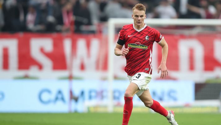 FREIBURG IM BREISGAU, GERMANY - OCTOBER 30: Philipp Lienhart of SC Freiburg in action during the Bundesliga match between Sport-Club Freiburg and SpVgg Greuther Fürth at Europa-Park-Stadion on October 30, 2021 in Freiburg im Breisgau, Germany. (Photo by Christian Kaspar-Bartke/Getty Images) Dal Real Madrid al Friburgo, Lienhart: “Perché i giovani girano con i beauty case da 500 euro?” - immagine 1