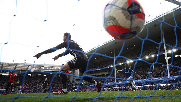LIVERPOOL, ENGLAND - MARCH 01: David De Gea of Manchester United reacts as Dominic Calvert-Lewin of Everton (out of frame) scores his team's second goal which is disallowed following a VAR review during the Premier League match between Everton FC and Manchester United at Goodison Park on March 01, 2020 in Liverpool, United Kingdom. (Photo by Clive Brunskill/Getty Images) 