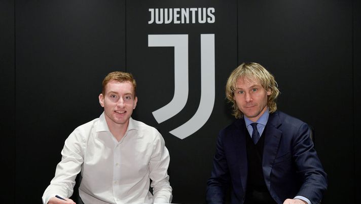 TURIN, ITALY - JANUARY 02: Juventus' new player Dejan Kulusevski poses with Pavel Nedved on January 02, 2020 in Turin, Italy. (Photo by Daniele Badolato - Juventus FC/Juventus FC via Getty Images) 