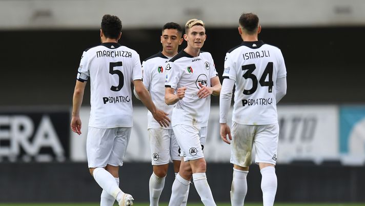 VERONA, ITALY - MAY 01: Riccardo Marchizza, Nahuel Estevez, and Ardian Ismajli of Spezia Calcio speak after the Serie A match between Hellas Verona FC and Spezia Calcio at Stadio Marcantonio Bentegodi on May 01, 2021 in Verona, Italy. Sporting stadiums around Italy remain under strict restrictions due to the Coronavirus Pandemic as Government social distancing laws prohibit fans inside venues resulting in games being played behind closed doors. (Photo by Alessandro Sabattini/Getty Images) VERONA, ITALY - MAY 01: Riccardo Marchizza, Nahuel Estevez, and Ardian Ismajli of Spezia Calcio speak after the Serie A match between Hellas Verona FC and Spezia Calcio at Stadio Marcantonio Bentegodi on May 01, 2021 in Verona, Italy. Sporting stadiums around Italy remain under strict restrictions due to the Coronavirus Pandemic as Government social distancing laws prohibit fans inside venues resulting in games being played behind closed doors. (Photo by Alessandro Sabattini/Getty Images)