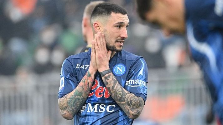 Napoli's Italian forward Matteo Politano after missing a chance during the Italian Serie A football match between Venezia and Napoli at the Pier Luigi Penzo Stadium in Venice, on February 06, 2022. (Photo by Vincenzo PINTO / AFP) (Photo by VINCENZO PINTO/AFP via Getty Images) Sky: “Politano può lasciare Napoli: c’è un club che lo vuole, via ai dialoghi” - immagine 1