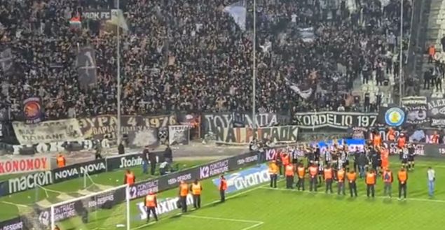 Esultanza Paok a fine gara Derby di Salonicco, segna l’Aris e i tifosi Paok colpiscono l’assistente dell’arbitro- immagine 2