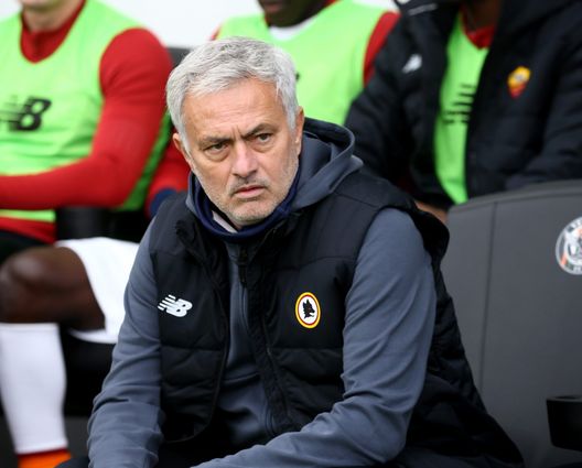 VENICE, ITALY - NOVEMBER 07: Head coach of Roma Josè Mourinho during the Serie A match between Venezia FC v AS Roma at Stadio Pier Luigi Penzo on November 07, 2021 in Venice, Italy. (Photo by Maurizio Lagana/Getty Images) Nuovi innesti: tentazione in difesa per la Fiorentina- immagine 2