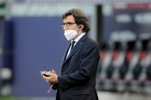 BOLOGNA, ITALY - APRIL 21: Urbano Cairo President of Torino FC looks on prior the beginning of the Serie A match between Bologna FC and Torino FC at Stadio Renato Dall'Ara on April 21, 2021 in Bologna, Italy. (Photo by Mario Carlini / Iguana Press/Getty Images) BOLOGNA, ITALY - APRIL 21: Urbano Cairo President of Torino FC looks on prior the beginning of the Serie A match between Bologna FC and Torino FC at Stadio Renato Dall'Ara on April 21, 2021 in Bologna, Italy. (Photo by Mario Carlini / Iguana Press/Getty Images)