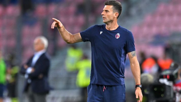 BOLOGNA, ITALY - SEPTEMBER 02: Thiago Motta, Head Coach of Bologna, looks on during the Serie A TIM match between Bologna FC and Cagliari Calcio at Stadio Renato Dall'Ara on September 02, 2023 in Bologna, Italy. (Photo by Alessandro Sabattini/Getty Images) Serie A, il Bologna crolla con l’Udinese. Porte inviolate tra Cagliari ed Empoli - immagine 1
