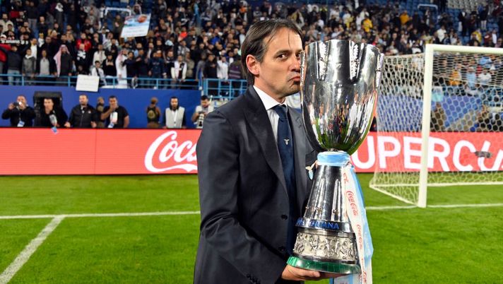 RIYADH, SAUDI ARABIA - DECEMBER 22: head coach of SS Lazio Simone Inzaghi celebrates the winning of the Italian Supercup with the trophy after the Italian Supercup match between Juventus and SS Lazio at King Saud University Stadium on December 22, 2019 in Riyadh, Saudi Arabia. (Photo by Marco Rosi/Getty Images) RIYADH, SAUDI ARABIA - DECEMBER 22: head coach of SS Lazio Simone Inzaghi celebrates the winning of the Italian Supercup with the trophy after the Italian Supercup match between Juventus and SS Lazio at King Saud University Stadium on December 22, 2019 in Riyadh, Saudi Arabia. (Photo by Marco Rosi/Getty Images)