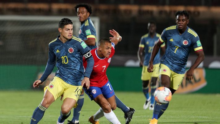 SANTIAGO, CHILE - OCTOBER 13: James Rodríguez of Colombia and Alexis Sánchez of Chile compete for the ball during a match between Chile and Colombia as part of South American Qualifiers for Qatar 2022 at Estadio Nacional de Chile on October 13, 2020 in Santiago, Chile. (Photo by Esteban Felix-Pool/Getty Images) SANTIAGO, CHILE - OCTOBER 13: James Rodríguez of Colombia and Alexis Sánchez of Chile compete for the ball during a match between Chile and Colombia as part of South American Qualifiers for Qatar 2022 at Estadio Nacional de Chile on October 13, 2020 in Santiago, Chile. (Photo by Esteban Felix-Pool/Getty Images)