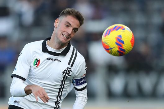LA SPEZIA, ITALY - NOVEMBER 06: Giulio Maggiore of Spezia Calcio in action during the Serie A match between Spezia Calcio v Torino FC at Stadio Alberto Picco on November 6, 2021 in La Spezia, Italy. (Photo by Gabriele Maltinti/Getty Images) LA SPEZIA, ITALY - NOVEMBER 06: Giulio Maggiore of Spezia Calcio in action during the Serie A match between Spezia Calcio v Torino FC at Stadio Alberto Picco on November 6, 2021 in La Spezia, Italy. (Photo by Gabriele Maltinti/Getty Images)