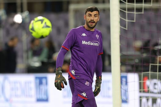FLORENCE, ITALY - APRIL 27: Pietro Terracciano goalkeeper of ACF Fiorentina looks on warm-up during of the Coppa Italia Semi Final match between ACF Fiorentina and US Cremonese at Stadium Artemio Franchi on April 27, 2023 in Florence, Italy. (Photo by Gabriele Maltinti/Getty Images) Matteini: “Senza la Coppa stagione deludente. Serve un leader in mezzo al campo”- immagine 2