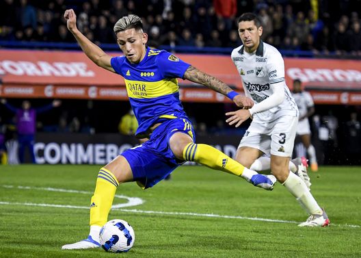 BUENOS AIRES, ARGENTINA - MAY 26: Luis Vazquez of Boca Juniors drives the ball during the Copa CONMEBOL Libertadores 2022 match between Boca Juniors and Deportivo Cali at Estadio Alberto J. Armando on May 26, 2022 in Buenos Aires, Argentina. (Photo by Marcelo Endelli/Getty Images) Un bomber dall’Argentina? Fiorentina su Luis Vazquez. La clausola- immagine 2
