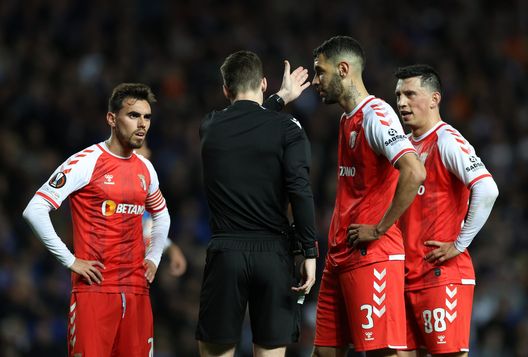 GLASGOW, SCOTLAND - APRIL 14: Vitor Tormena of Sporting Braga is encouraged to leave the field after being shown a red card during the UEFA Europa League Quarter Final Leg Two match between Rangers FC and Sporting Braga at Ibrox Stadium on April 14, 2022 in Glasgow, Scotland. (Photo by Ian MacNicol/Getty Images) Braga: i numeri da capogiro dei portoghesi. Ultimo ko in casa a novembre- immagine 2