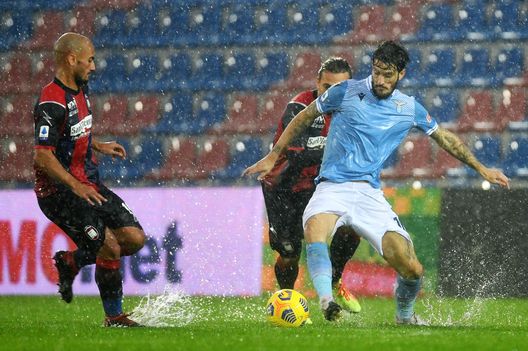 CROTONE, ITALY - NOVEMBER 21: Luis Alberto of SS Lazio competes for the ball with Benali of FC Crotone during the Serie A match between FC Crotone and SS Lazio at Stadio Comunale Ezio Scida on November 21, 2020 in Crotone, Italy. (Photo by Marco Rosi - SS Lazio/Getty Images) CROTONE, ITALY - NOVEMBER 21: Luis Alberto of SS Lazio competes for the ball with Benali of FC Crotone during the Serie A match between FC Crotone and SS Lazio at Stadio Comunale Ezio Scida on November 21, 2020 in Crotone, Italy. (Photo by Marco Rosi - SS Lazio/Getty Images)