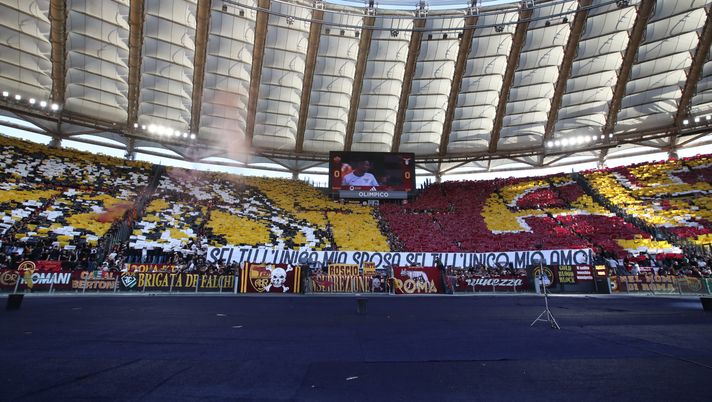ROME, ITALY - APRIL 06: AS Roma fans during the Serie A TIM match between AS Roma and SS Lazio at Stadio Olimpico on April 06, 2024 in Rome, Italy. (Photo by Paolo Bruno/Getty Images) Derby, l’omaggio della Sud nella coreografia: la frase era sulla fascia di De Rossi - immagine 1