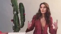 VIDEO / La danza natalizia della sorella di Schick: scollatura vertiginosa