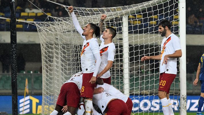VERONA, ITALY - DECEMBER 01: Henrikh Mkhitaryan of As Roma celebrates after scoring the 1-3 goal with team mates during the Serie A match between Hellas Verona and AS Roma at Stadio Marcantonio Bentegodi on December 1, 2019 in Verona, Italy.  (Photo by Alessandro Sabattini/Getty Images)