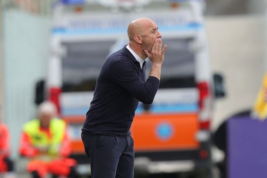 FLORENCE, ITALY - MAY 14: Head coach Vincenzo Italiano manager of ACF Fiorentina gestures during the Serie A match between ACF Fiorentina and Udinese Calcio at Stadio Artemio Franchi on May 14, 2023 in Florence, Italy. (Photo by Gabriele Maltinti/Getty Images) Tenere vive tutte le strade verso l’Europa: ecco il piano di Italiano- immagine 2