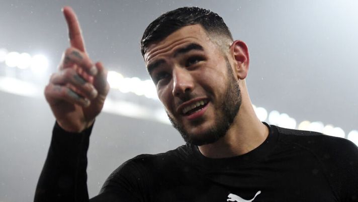 PARMA, ITALY - DECEMBER 01: Theo Hernandez of AC Milan celebrates the victory after the Serie A match between Parma Calcio and AC Milan at Stadio Ennio Tardini on December 1, 2019 in Parma, Italy. (Photo by Alessandro Sabattini/Getty Images) Deschamps: “Ecco perché non ho mai convocato Theo con la mia Francia” - immagine 1