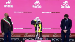 Giro d’Italia, tappo spumante nell’occhio: in ospedale vincitore tappa Girmay (video)
