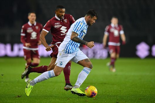  TURIN, ITALY - DECEMBER 21: Gleison Bremer (L) of Torino FC competes with Andrea Petagna of SPAL during the Serie A match between Torino FC and SPAL at Stadio Olimpico di Torino on December 21, 2019 in Turin, Italy. (Photo by Valerio Pennicino/Getty Images) 