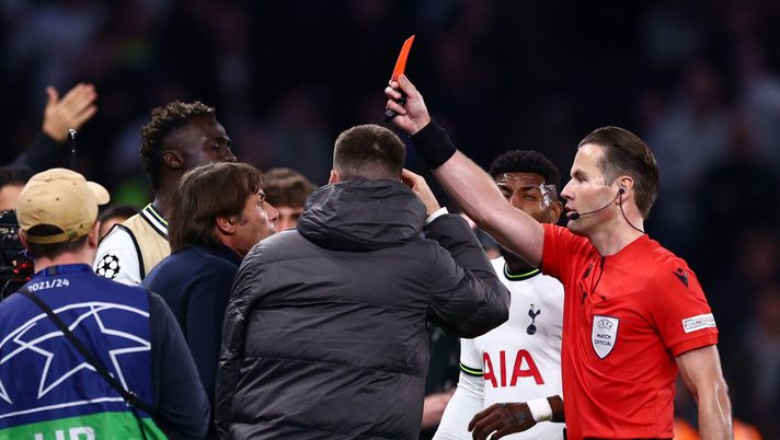 LONDON, ENGLAND - OCTOBER 26: Match referee, Danny Makkelie shows Antonio Conte, Manager of Tottenham Hotspur a red card during the UEFA Champions League group D match between Tottenham Hotspur and Sporting CP at Tottenham Hotspur Stadium on October 26, 2022 in London, England. (Photo by Clive Rose/Getty Images) Conte furioso: “Il VAR sta facendo troppi danni, è una ingiustizia” - immagine 1