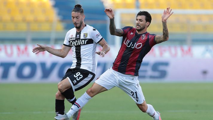PARMA, ITALY - JULY 12:  Mattia Sprocati (L) of Parma Calcio competes for the ball with Roberto Soriano of Bologna FC during the Serie A match between Parma Calcio and Bologna FC at Stadio Ennio Tardini on July 12, 2020 in Parma, Italy.  (Photo by Emilio Andreoli/Getty Images) 