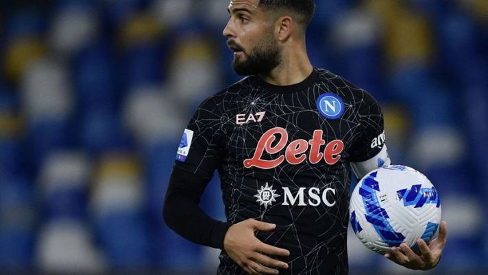 Napoli's Italian forward Lorenzo Insigne holds the ball prior to shoot and score a penalty during the Italian Serie A football match between Napoli and Bologna on October 28, 2021 at the Diego-Maradona stadium in Naples. (Photo by Filippo MONTEFORTE / AFP) (Photo by FILIPPO MONTEFORTE/AFP via Getty Images) Infortunio Insigne, Gazzetta: “Si è stirato l’adduttore e ora dovrà fermarsi” - immagine 1