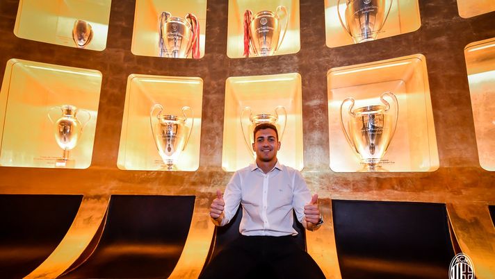 Diogo Dalot, nuovo acquisto del Milan (credits: acmilan.com) 
