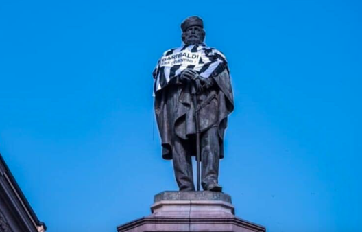 “Garibaldi era juventino”: a Napoli maglia bianconera sulla statua “Garibaldi era juventino”: a Napoli maglia bianconera sulla statua