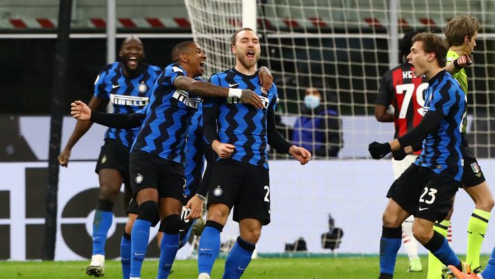MILAN, ITALY - JANUARY 26: Christian Eriksen of FC Internazionale celebrates with team mate Ashley Young after scoring their team's second goal during the Coppa Italia match between FC Internazionale and AC Milan at Stadio Giuseppe Meazza on January 26, 2021 in Milan, Italy. Sporting stadiums around Italy remain under strict restrictions due to the Coronavirus Pandemic as Government social distancing laws prohibit fans inside venues resulting in games being played behind closed doors. (Photo by Marco Luzzani/Getty Images) Eriksen: “Sto meglio di prima e non correrò alcun rischio, con il defibrillatore sono al sicuro” - immagine 1