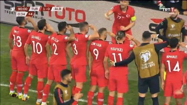 La nazionale turca si schiera con Erdogan La nazionale turca si schiera con Erdogan