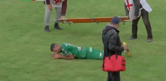 Bulgaria, il calciatore Apostolov cade volontariamente dalla barella, facendo infuriare i rivali- immagine 2