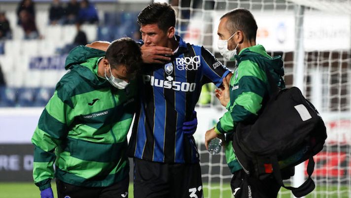 BERGAMO, ITALY - OCTOBER 03: Matteo Pessina of Atalanta receives medical treatment during the Serie A match between Atalanta BC v AC Milan at Gewiss Stadium on October 03, 2021 in Bergamo, Italy. (Photo by Marco Luzzani/Getty Images) Pessina: “Infortunio? Spero di rientrare il prima possibile, queste le mie condizioni” - immagine 1