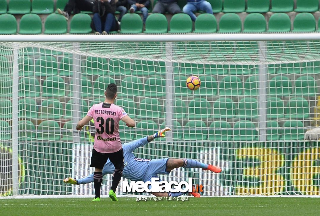  PALERMO, ITALY - FEBRUARY 26:  Ilija Nestorovsky of Palermo scores his tema's opening goal from a penalty during the Serie A match between US Citta di Palermo and UC Sampdoria at Stadio Renzo Barbera on February 26, 2017 in Palermo, Italy.  (Photo by Getty Images/Getty Images)  
