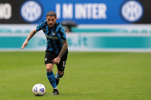 MILAN, ITALY - APRIL 11: Stefano Sensi of FC Internazionale in action during the Serie A match between FC Internazionale and Cagliari Calcio at Stadio Giuseppe Meazza on April 11, 2021 in Milan, Italy. Sporting stadiums around Italy remain under strict restrictions due to the Coronavirus Pandemic as Government social distancing laws prohibit fans inside venues resulting in games being played behind closed doors. (Photo by Emilio Andreoli - Inter/Inter via Getty Images) MILAN, ITALY - APRIL 11: Stefano Sensi of FC Internazionale in action during the Serie A match between FC Internazionale and Cagliari Calcio at Stadio Giuseppe Meazza on April 11, 2021 in Milan, Italy. Sporting stadiums around Italy remain under strict restrictions due to the Coronavirus Pandemic as Government social distancing laws prohibit fans inside venues resulting in games being played behind closed doors. (Photo by Emilio Andreoli - Inter/Inter via Getty Images)