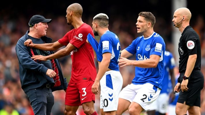 Bottiglia di plastica contro Klopp nel derby di Liverpool: tutta colpa del gol annullato TIFOSI EVERTON AGITATI