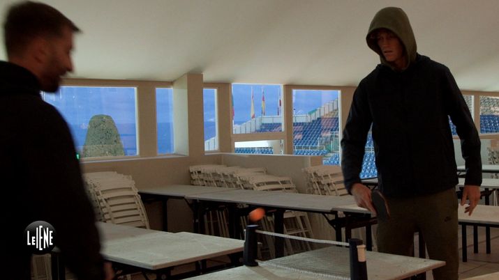 Sinner accetta la sfida de Le Iene e gioca a ping pong con Stefano Corti - immagine 1