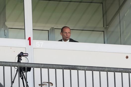 MONZA, ITALY - SEPTEMBER 18: Massimiliano Allegri, Head Coach of Juventus looks on from the stand prior to the Serie A match between AC Monza and Juventus at Stadio Brianteo on September 18, 2022 in Monza, Italy. (Photo by Emilio Andreoli/Getty Images) Juventus nel caos: Vlahovic scomparso, Di Maria perde le staffe e Allegri trema- immagine 2