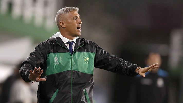FLORENCIO VARELA, ARGENTINA - JANUARY 16: Hernán Crespo head cach of Defensa y Justicia gives instructions during a semifinal second leg match between Defensa y Justicia and Coquimbo Unido as part of Copa CONMEBOL Sudamericana 2020 at Estadio Norberto Tomaghello on January 16, 2021 in Florencio Varela, Argentina. (Photo by Natacha Pisarenko - Pool/Getty Images) FLORENCIO VARELA, ARGENTINA - JANUARY 16: Hernán Crespo head cach of Defensa y Justicia gives instructions during a semifinal second leg match between Defensa y Justicia and Coquimbo Unido as part of Copa CONMEBOL Sudamericana 2020 at Estadio Norberto Tomaghello on January 16, 2021 in Florencio Varela, Argentina. (Photo by Natacha Pisarenko - Pool/Getty Images)