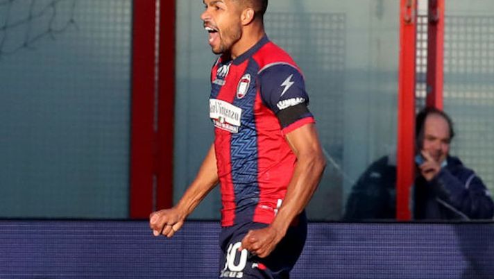 CROTONE, ITALY - DECEMBER 12: Junior Messias of Crotone celebrates the opening goal during the Serie A match between FC Crotone and Spezia Calcio at Stadio Comunale Ezio Scida on December 12, 2020 in Crotone, Italy. (Photo by Maurizio Lagana/Getty Images) ULTIME DAI CAMPI – Messias in gruppo! Calhanoglu, Mkhitaryan, Chiellini e novità Inter - immagine 1