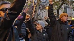 I tifosi cantano: “Un ricordo non mi abbandona. Il bacio di Carmando a Maradona!”