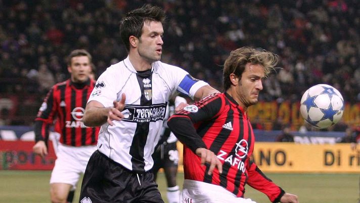 MILAN, ITALY - JANUARY 08: Parma player Guiseppe Cardone tussles with AC Milan player Alberto Gilardino (R) during the Serie A match between AC Milan and Parma at the Giuseppe Meazza Stadium on January 8, 2006 in Milan, Italy. (Photo by New Press/Getty Images) MILAN, ITALY - JANUARY 08: Parma player Guiseppe Cardone tussles with AC Milan player Alberto Gilardino (R) during the Serie A match between AC Milan and Parma at the Giuseppe Meazza Stadium on January 8, 2006 in Milan, Italy. (Photo by New Press/Getty Images)