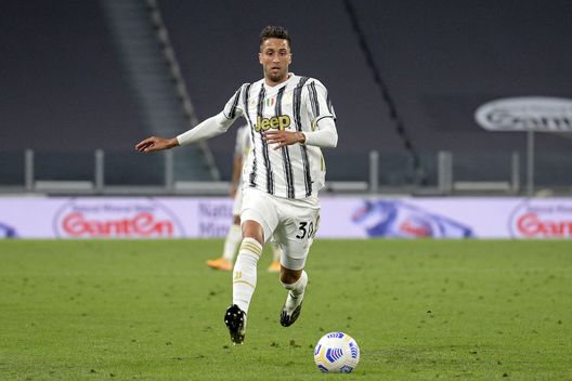 TURIN, ITALY - SEPTEMBER 20: Rodrigo Bentancur of Juventus controls the ball during the Serie A match between Juventus and UC Sampdoria at Allianz Stadium on September 20, 2020 in Turin, Italy. (Photo by Filippo Alfero - Juventus FC/Juventus FC via Getty Images) Tottenham, che gaffe: inviato a Bentancur un contratto con il nome di… Luis Diaz- immagine 2