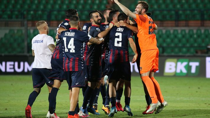 COSENZA, ITALY - JULY 31: Players of Cosenza celebrate during the serie B match between Cosenza Calcio and SS Juve Stabia at Stadio San Vito on July 31, 2020 in Cosenza, Italy. (Photo by Maurizio Lagana/Getty Images for Lega Serie B) 