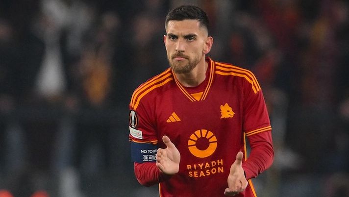 ROME, ITALY - FEBRUARY 22: Lorenzo Pellegrini of AS Roma celebrates after scored the first goal for his team during the UEFA Europa League 2023/24 knockout round play-offs second leg match between AS Roma and Feyenoord at Stadio Olimpico on February 22, 2024 in Rome, Italy. (Photo by Fabio Rossi/AS Roma via Getty Images) NEWS – Saelemaekers, Noslin, Llorente, Pellegrini, Malinovskyi, Alcaraz e quando torna Thuram - immagine 1